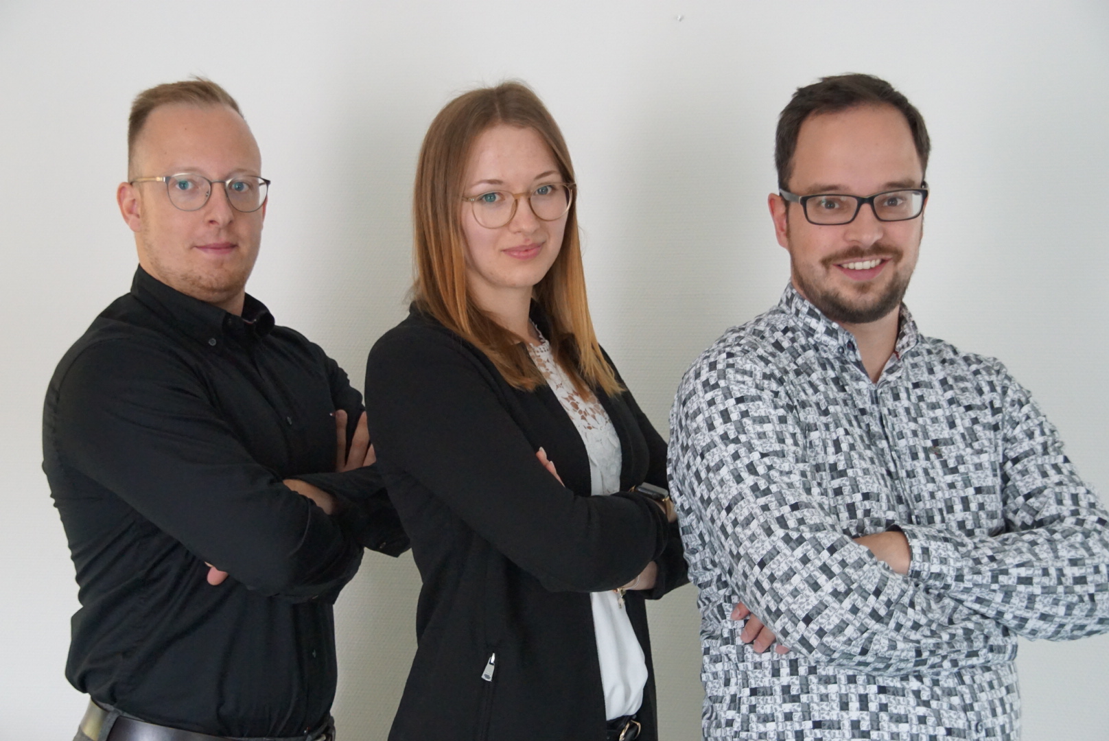 Mitarbeiter:innen mit verschränkten Armen