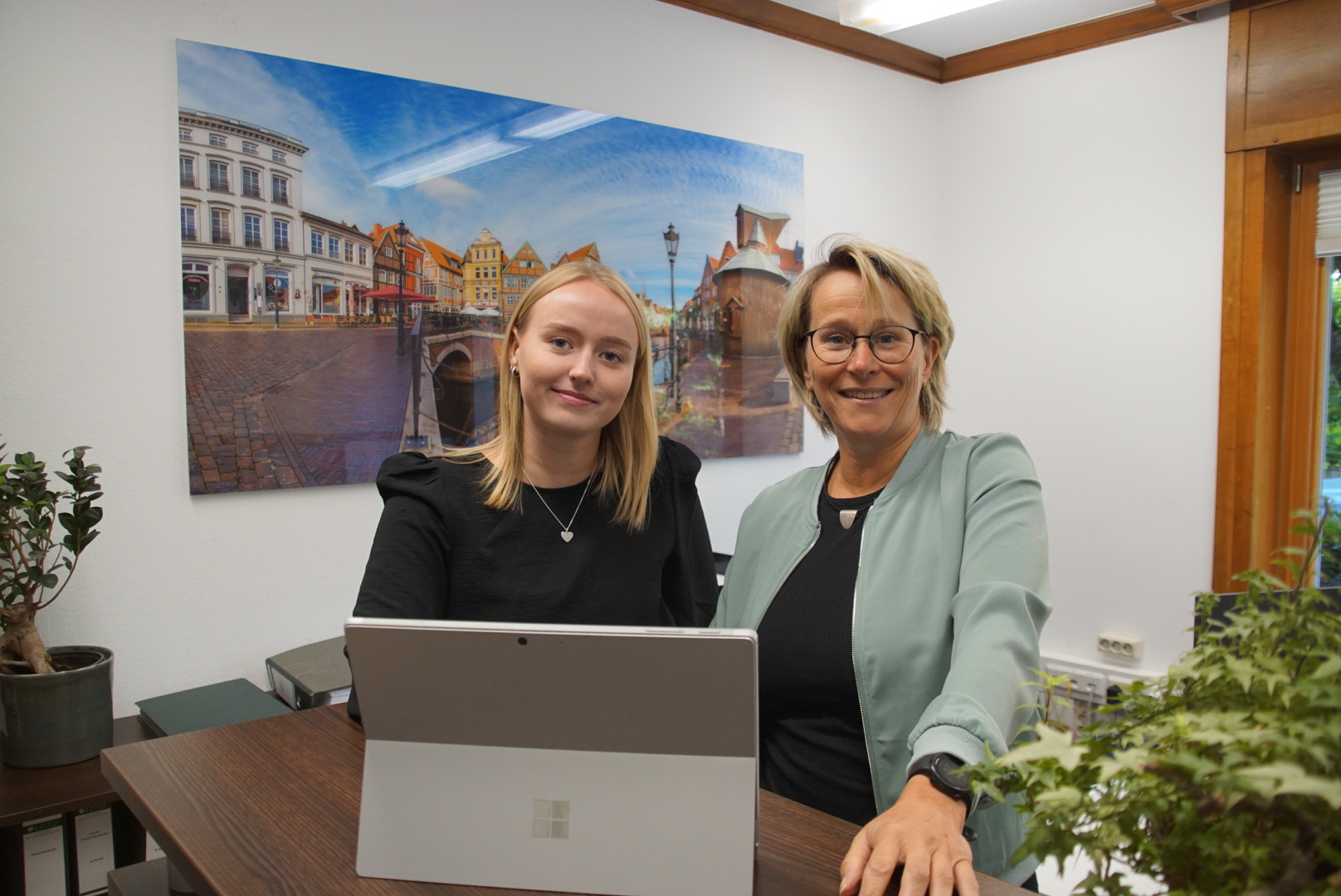 zwei Mitarbeiterinnen hinter Laptop
