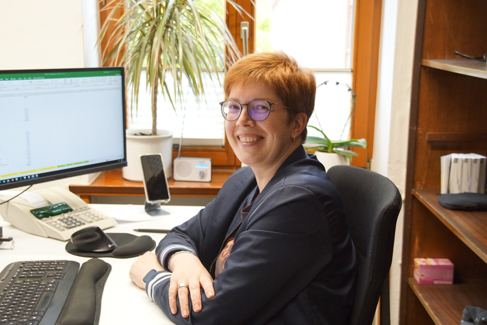 Mitarbeiterin am Arbeitsplatz